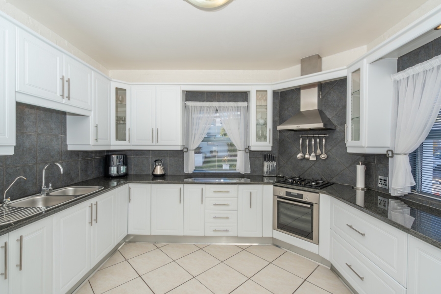 4 Bedroom Property for Sale in Paradise Beach Western Cape